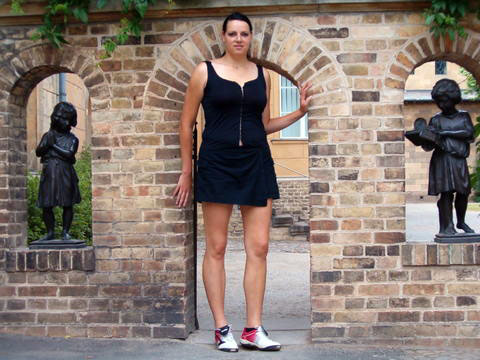 Tallwomen.org - Caroline Welz, 6'9"